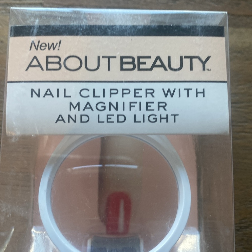 About Beauty Nail Clipper with Magnifier, Nail Catcher and LED Light, NIP - Picture 3 of 7